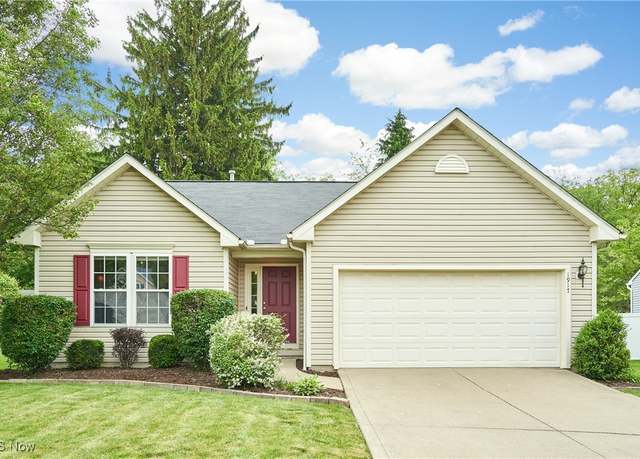 Property at 1917 Northgate Cir, Akron, OH 44320, 3 beds, 2 baths