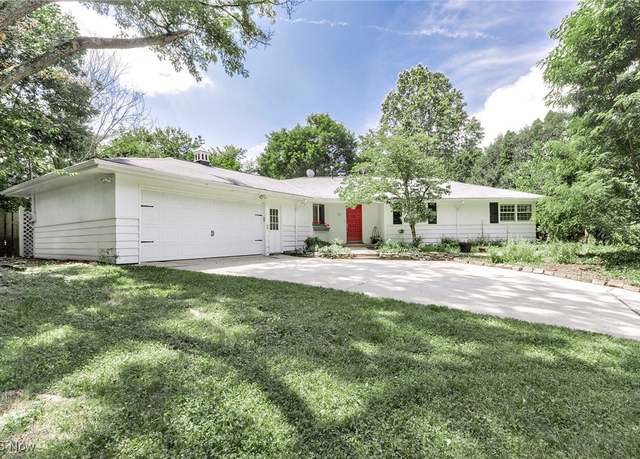 Property at 32 Lyndale Dr, Chagrin Falls, OH 44022, 3 beds, 2 baths