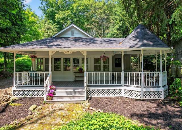 Property at 1990 Woodstock Rd, Gates Mills, OH 44040, 3 beds, 2 baths