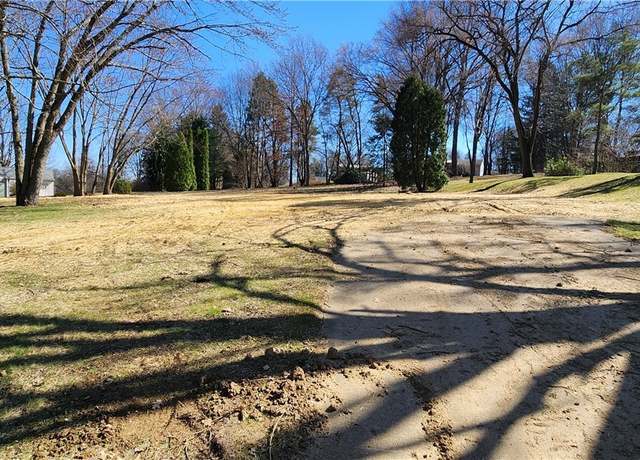 Property at 564 N Sheraton Cir, Akron, OH 44319