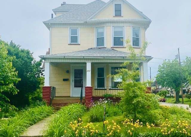 Property at 252 W Summit St, Alliance, OH 44601, 3 beds, 1.5 baths