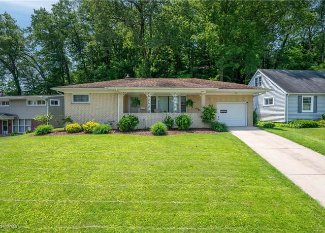 Property at 2002 Chapel Hill Dr, Youngstown, OH 44511, 2 beds, 2 baths