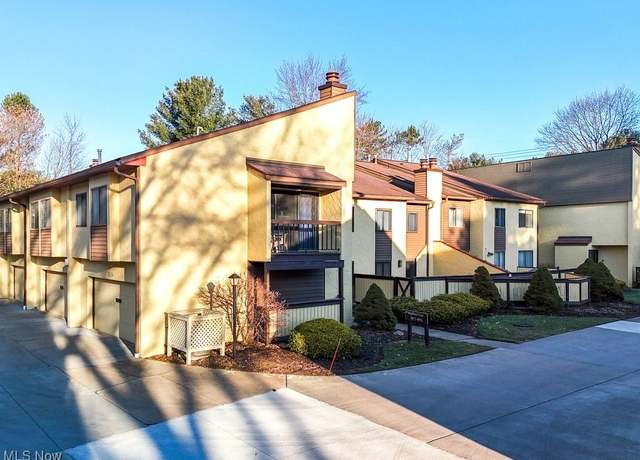 Property at 1078 Hampton Ridge Dr, Akron, OH 44313, 3 beds, 2.5 baths
