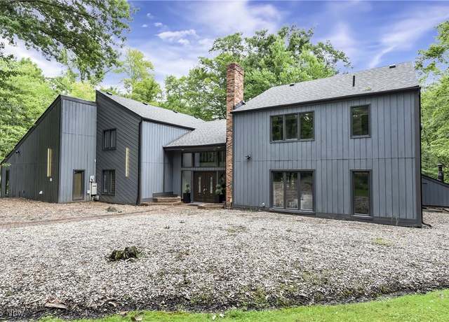 Property at 2925 Mill Gate Dr, Willoughby Hills, OH 44094, 4 beds, 3.5 baths