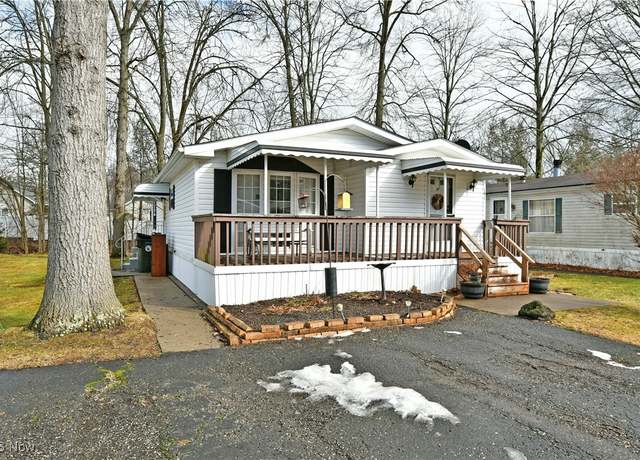 Property at 141 Northgate Dr NE, Warren, OH 44484, 3 beds, 2 baths
