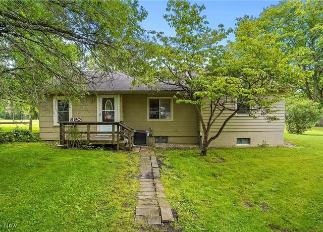 Property at 890 E Liberty St, Hubbard, OH 44425, 3 beds, 1 bath
