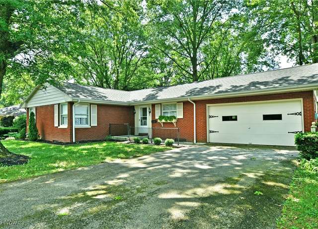 Property at 225 Sleepy Hollow Dr, Canfield, OH 44406, 3 beds, 2 baths