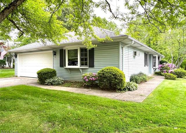Property at 140 Burlington Oval Dr, Chardon, OH 44024, 3 beds, 2 baths