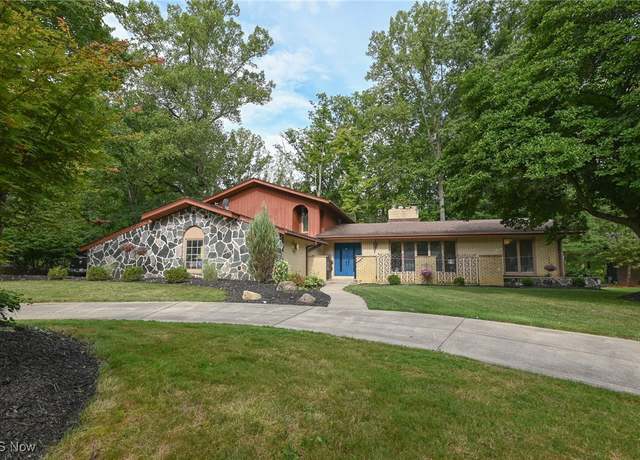Property at 8630 Hollis Ln, Brecksville, OH 44141, 4 beds, 3.5 baths