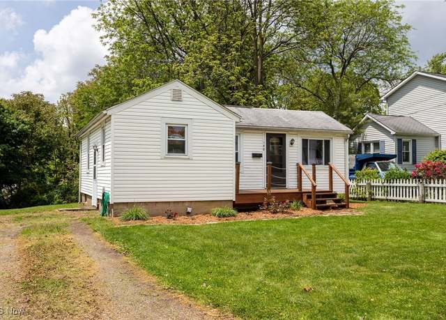 Property at 140 3rd St, Wadsworth, OH 44281, 2 beds, 1 bath