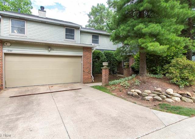 Property at 1745 Bent Bow Dr, Akron, OH 44313, 2 beds, 2.5 baths
