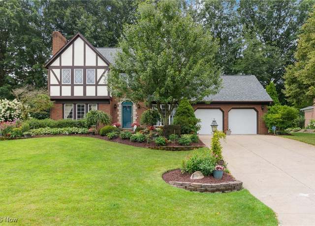 Property at 2335 Fallen Oak Cir NE, Massillon, OH 44646, 4 beds, 2.5 baths