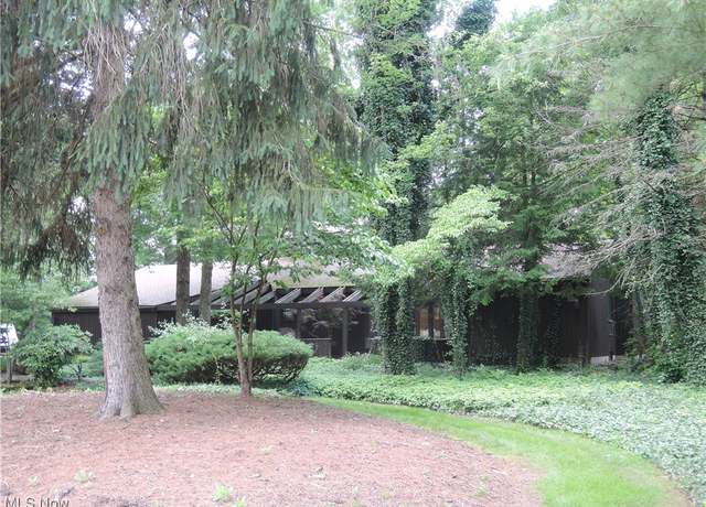 Property at 1979 Twin Oaks, Girard, OH 44420, 3 beds, 2.5 baths