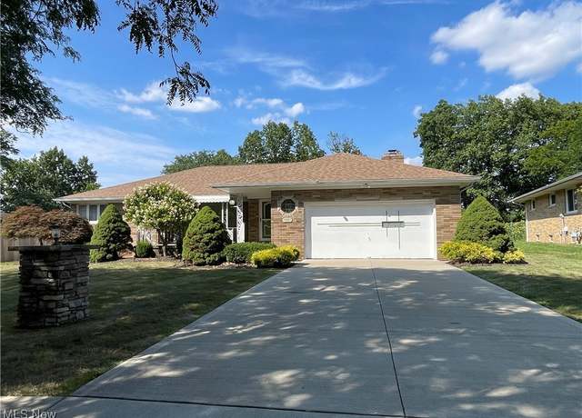Property at 7237 Lakeview Dr, Parma, OH 44129, 3 beds, 2.5 baths