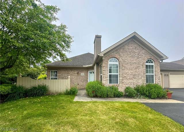 Property at 203 Willow Brook Dr NE, Warren, OH 44483, 2 beds, 2 baths