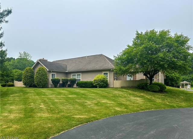 Property at 203 Willow Brook Dr NE, Warren, OH 44483, 2 beds, 2 baths