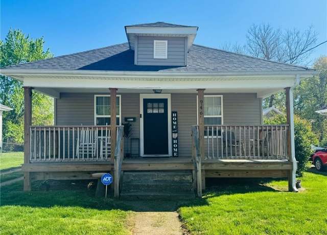Property at 946 Seborn Ave, Zanesville, OH 43701, 3 beds, 2 baths
