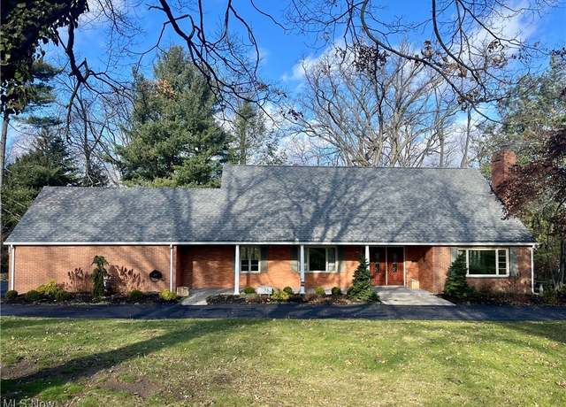 Property at 2915 Woodcliff Dr NW, Canton, OH 44718, 3 beds, 3.5 baths