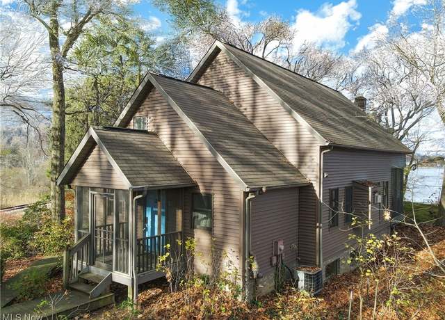 Property at 11 West Dr, Hartville, OH 44632, 3 beds, 2.5 baths