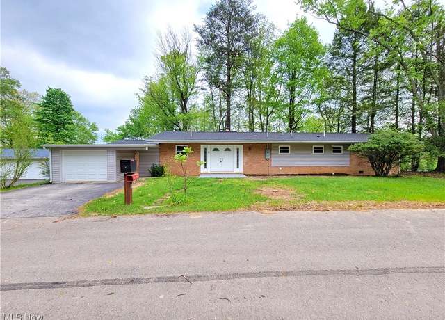Property at 8 Fox Hill Dr, Parkersburg, WV 26104, 3 beds, 2 baths