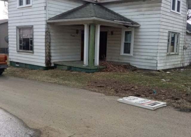 Property at 230 2nd Dr SW, New Philadelphia, OH 44663, 3 beds, 1 bath