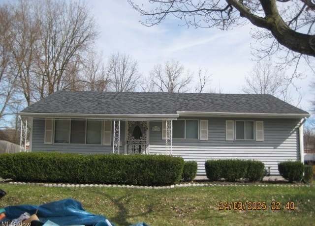 Property at 1329 Barcelona Dr, Akron, OH 44313, 3 beds, 1.5 baths