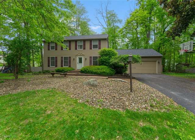 Property at 500 Woodhill Ct NE, Howland, OH 44484, 4 beds, 2.5 baths