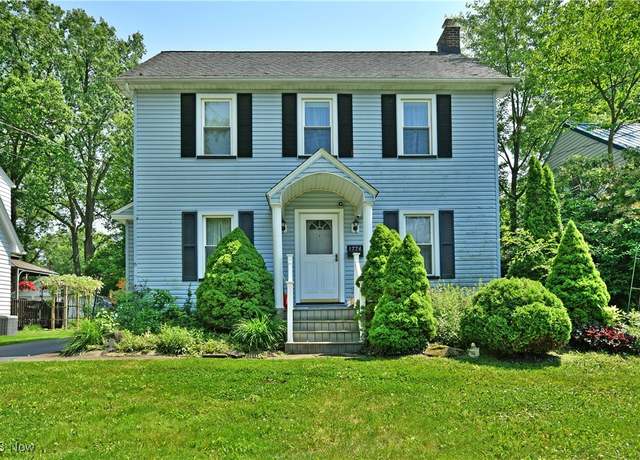 Property at 1774 Edgewood St NE, Warren, OH 44483, 3 beds, 2 baths
