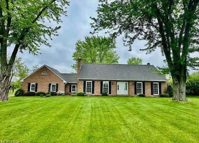 Property at 13053 Sarbaugh St SW, Navarre, OH 44662, 4 beds, 3 baths