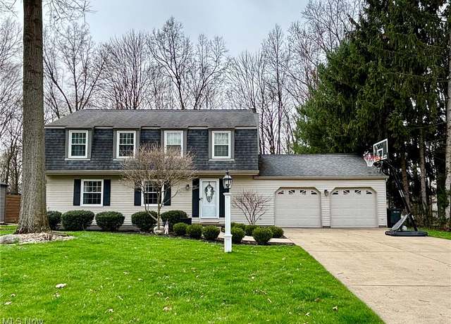 Property at 1383 Bittersweet Dr NE, Warren, OH 44484, 4 beds, 2.5 baths