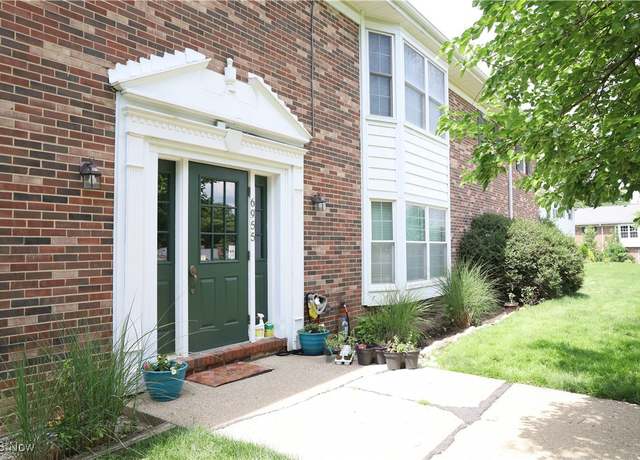 Property at 6955 Carriage Hill Dr, Brecksville, OH 44141, 2 beds, 1.5 baths