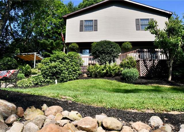 Property at 1511 Lake Front Dr, Salem, OH 44460, 4 beds, 2 baths