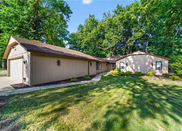 Property at 9598 Pebble Brook Ln, Strongsville, OH 44149, 3 beds, 2 baths