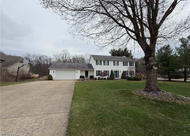 Property at 135 Forest Hill Dr, Hubbard, OH 44425, 4 beds, 2.5 baths