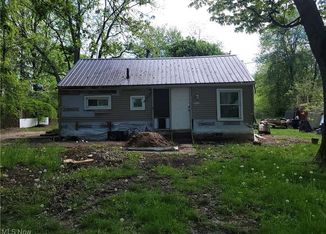 Property at 2913 Warren Dr, Uniontown, OH 44685, 2 beds, 1 bath