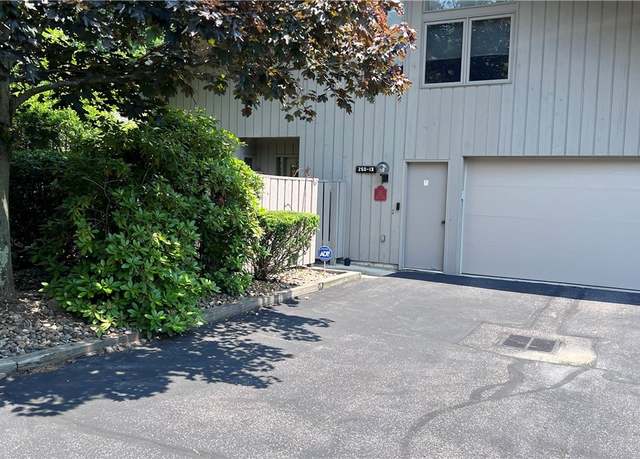 Property at 250 Laurel Cir #13, Aurora, OH 44202, 3 beds, 2.5 baths