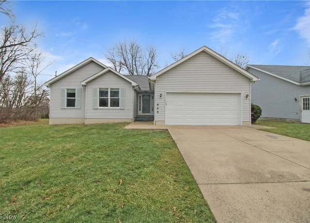 Property at 805 Johnny K Blvd, Hubbard, OH 44425, 3 beds, 2.5 baths