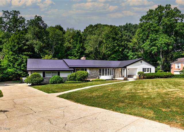 Property at 1363 Country Club Dr, Youngstown, OH 44505, 4 beds, 2 baths