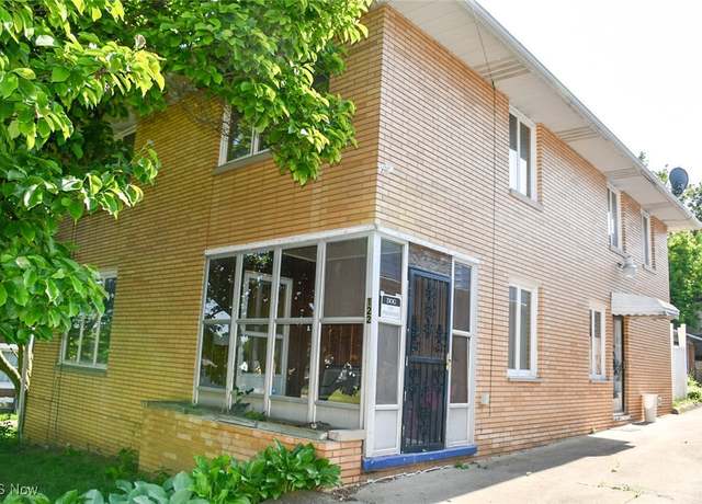 Property at 122 21st St NW, Barberton, OH 44203, 3 beds, 2.5 baths