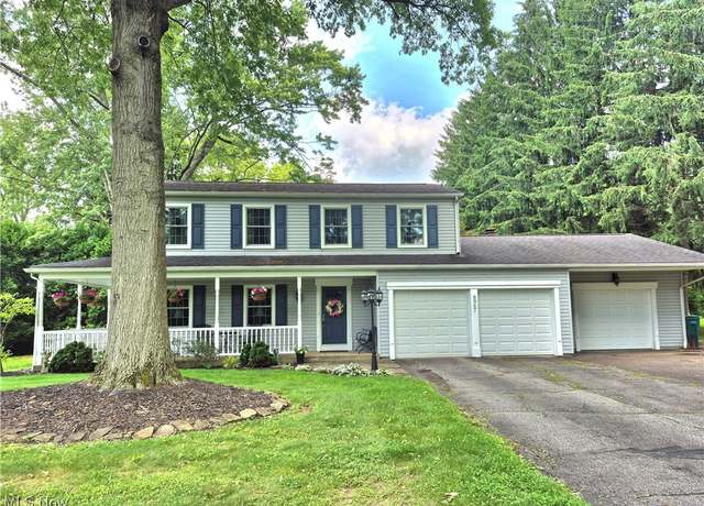 Property at 8967 Singing Hills Dr NE, Warren, OH 44484, 4 beds, 2.5 baths