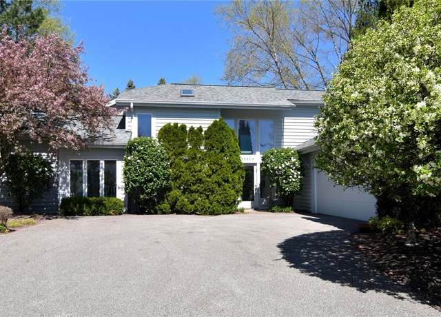 Property at 33605 Wellingford Ct, Solon, OH 44139, 3 beds, 2.5 baths