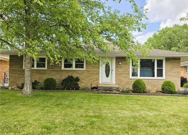 Property at 10898 Gordon Dr, Parma, OH 44130, 3 beds, 2.5 baths