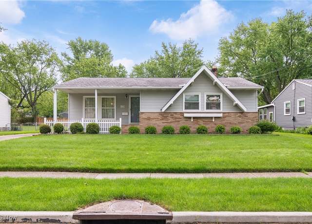 Property at 4233 N Gilwood Dr, Stow, OH 44224, 3 beds, 2 baths