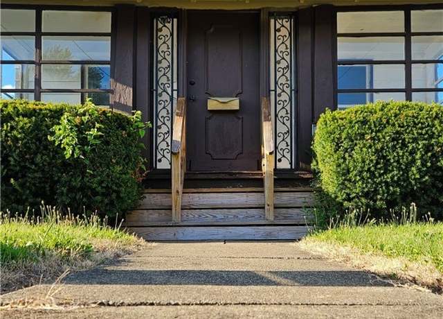 Property at 2606 Oakwood Ave, Youngstown, OH 44509, 3 beds, 1.5 baths