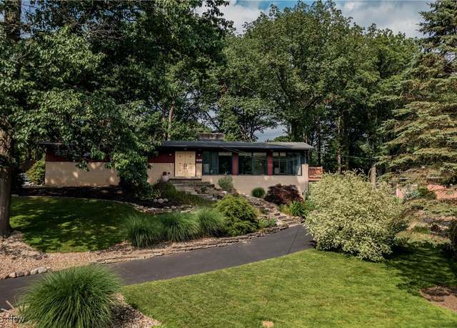 Property at 754 Woodrich St SW, Massillon, OH 44646, 3 beds, 2.5 baths