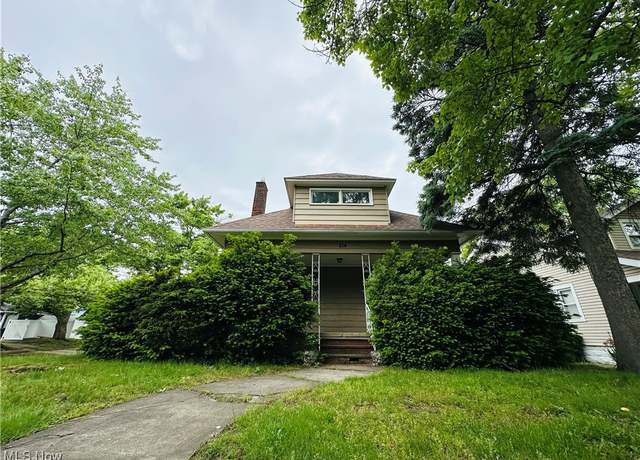 Property at 814 Sarcee Ave, Akron, OH 44305, 4 beds, 1.5 baths