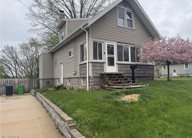 Property at 287 E Huston St, Barberton, OH 44203, 2 beds, 1.5 baths
