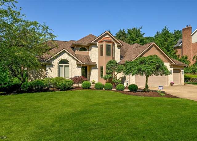 Property at 5277 Foxchase Ave NW, Canton, OH 44718, 4 beds, 3.5 baths