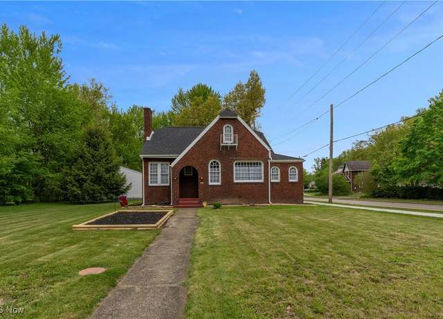 Property at 2004 Mahoning Ave NW, Warren, OH 44483, 2 beds, 1.5 baths