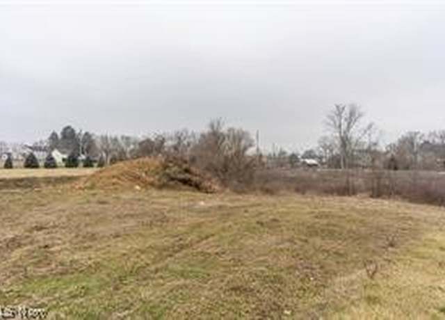 Property at 142 Relentless Way, Hartville, OH 44632